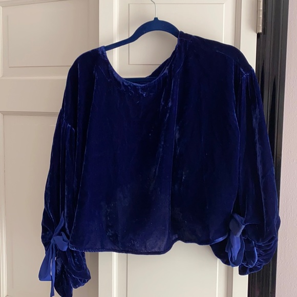 Free People cobalt blue velvet top. - Picture 5 of 10